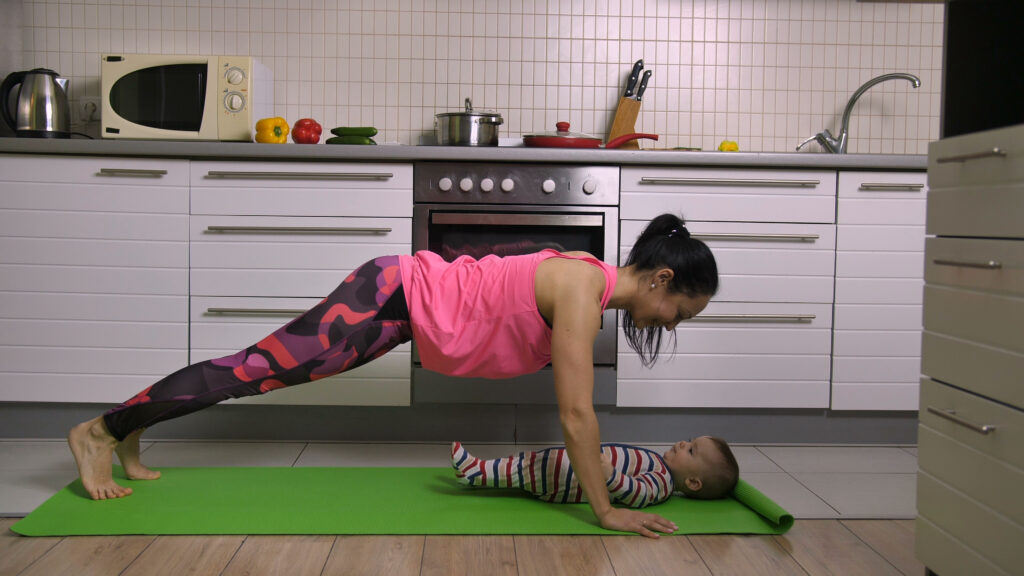 אם מתאמנת עם תינוקה