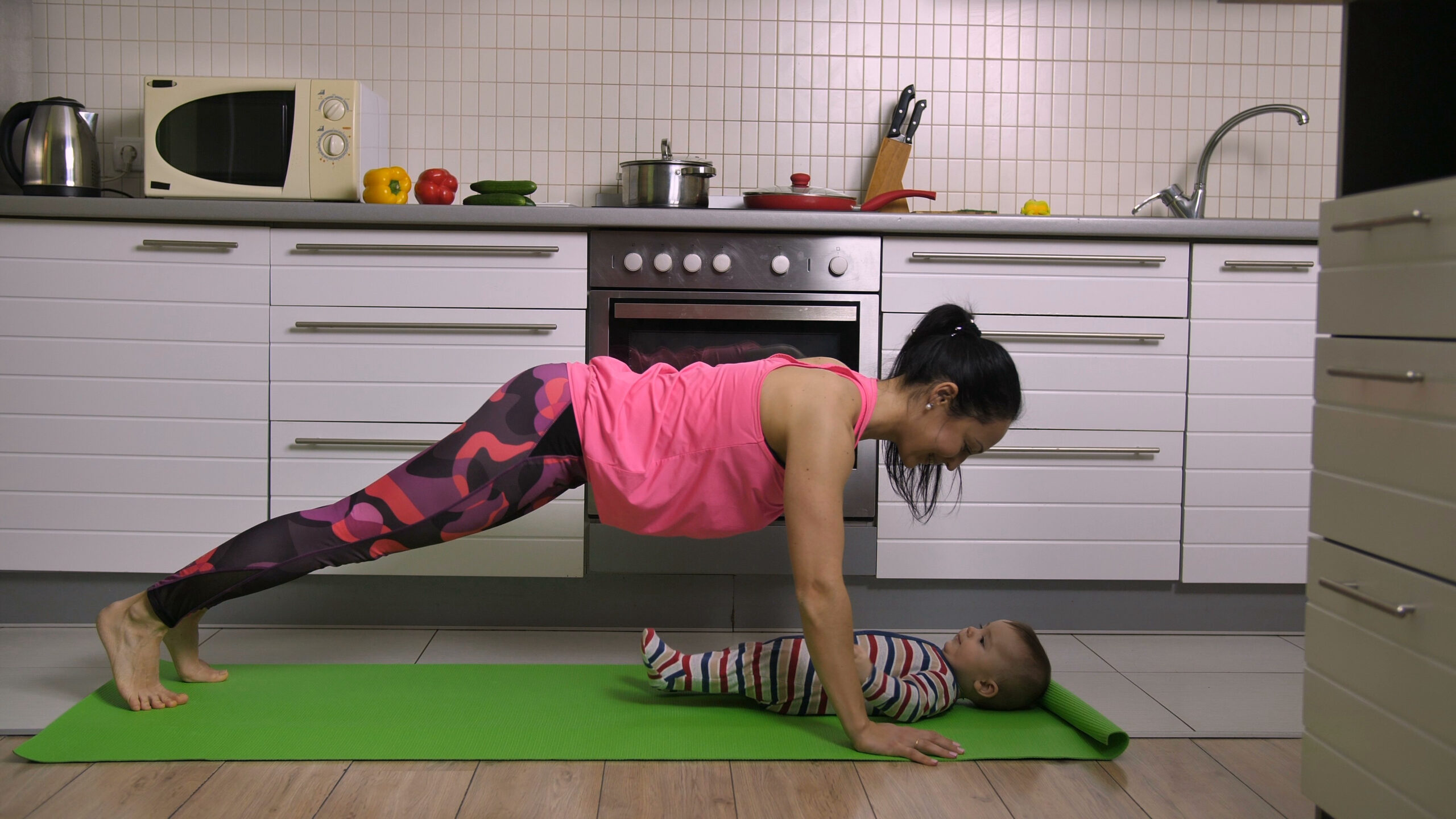 אם מתאמנת עם תינוקה