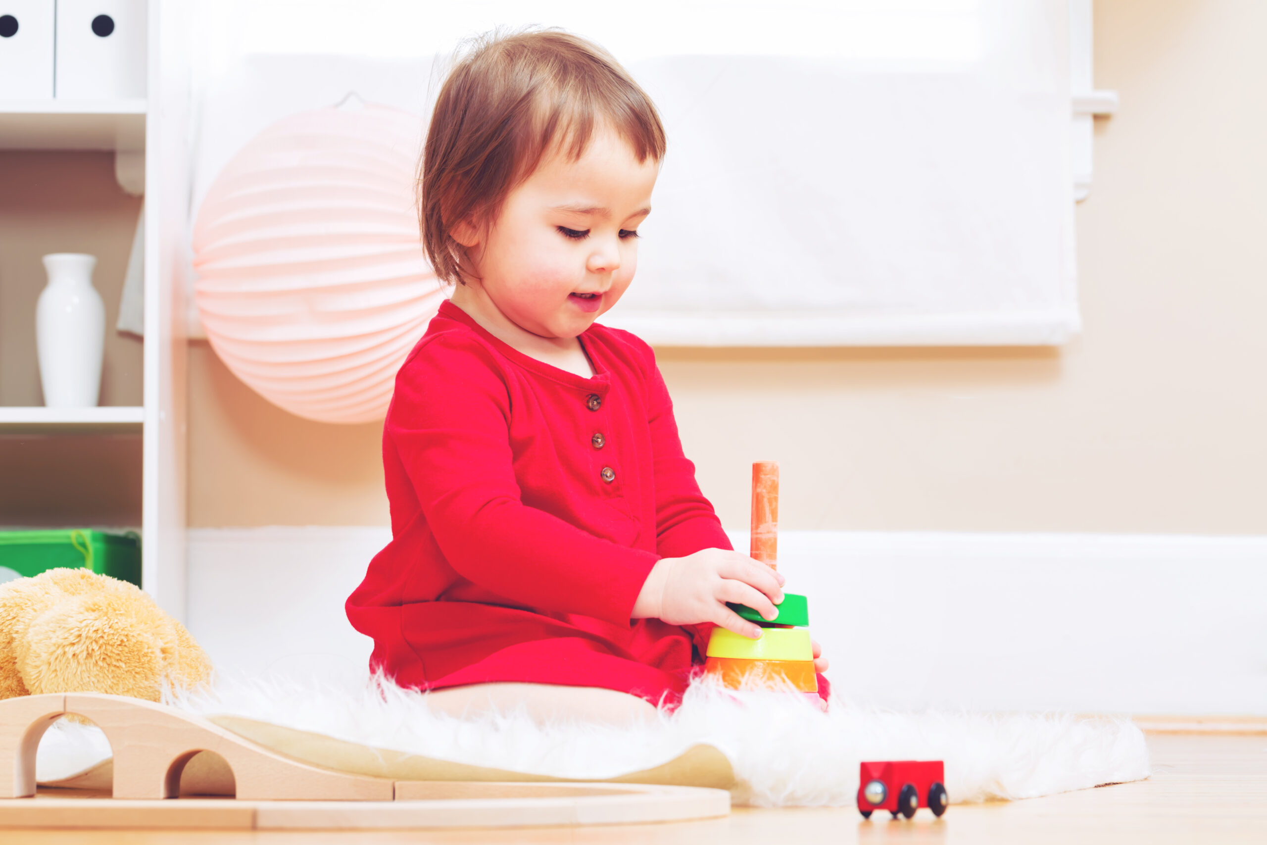 תינוקת משחקת